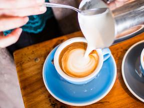 Imagem mostra barista preparando um flat white. Flat white: conheça bebida a base de café homenageada pelo Google
